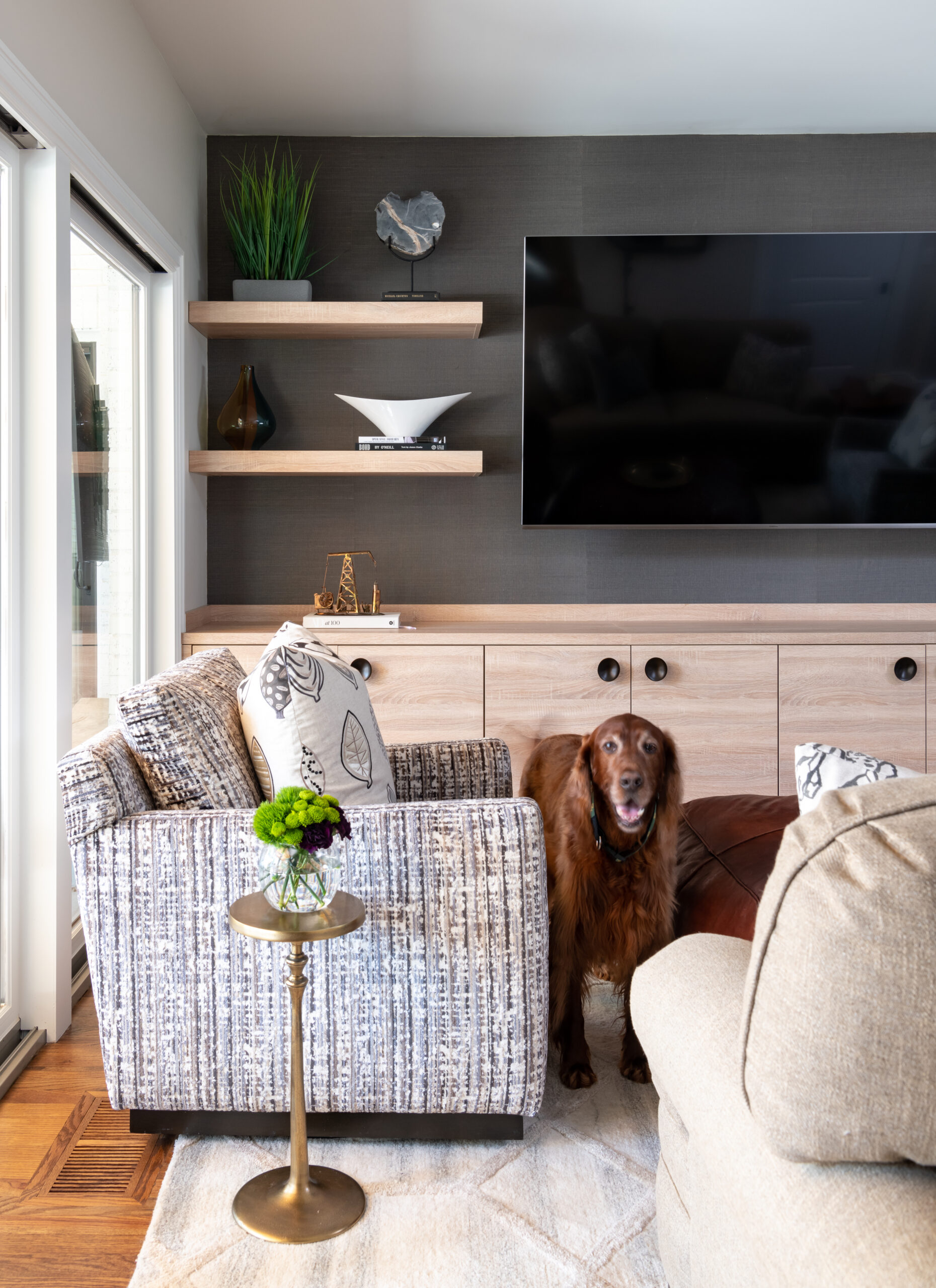 This Midtown Tulsa home renovation proves pet-friendly design doesn’t mean compromising on style. From custom furnishings to durable performance fabrics, every detail was thoughtfully selected to create a timeless family room that can withstand everyday living, including the moments shared with furry family members.